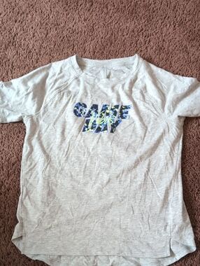 Athletic Works Light Gray Short Sleeve Tee with Blue Graphic